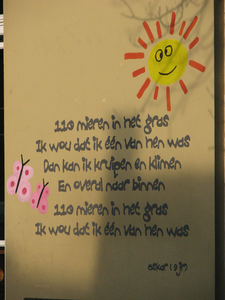 833277 Afbeelding van het gedichtje van oskar (9 jr) op een paneel bij de speelplaats van de Agatha Snellenschool ...